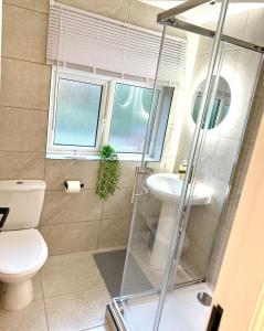 Photo de la galerie de l'établissement Modern 5 Bed 3 Bath Perfect For Families & Work In Bolton, à Farnworth 42 autres photos