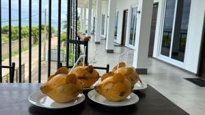 亭可马里Trinco Diyash Beach Hotel的一张桌子,上面有三盘食物 更多51张照片