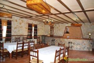 ein Esszimmer mit einem weißen Tisch und Stühlen in der Unterkunft Casa Rural Dilamor in El Picazo + 11 Fotos