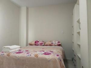 a bedroom with a bed with pillows on it at Apartamento entero zona Norte Ucebol in Santa Cruz de la Sierra +18 photos