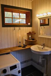 Un baño pequeño con lavabo y ventana. en Cozy cabin with an amazing view, en Åre