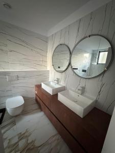 Et badeværelse på KNIGHT Resort + 6 billeder