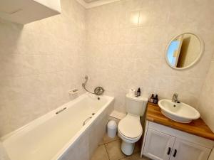 Ένα μπάνιο στο Sealavie Central Apartment +7 φωτογραφίες