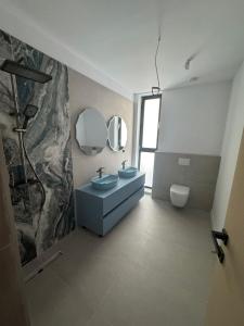 Et badeværelse på KNIGHT Resort