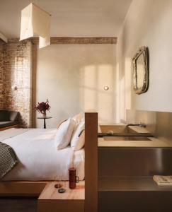 Ένα ή περισσότερα κρεβάτια σε δωμάτιο στο Pocketbook Hotel and Baths