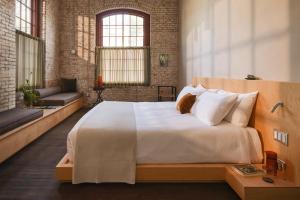 Ένα ή περισσότερα κρεβάτια σε δωμάτιο στο Pocketbook Hotel and Baths