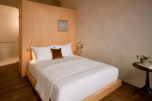 Ένα ή περισσότερα κρεβάτια σε δωμάτιο στο Pocketbook Hotel and Baths +4 φωτογραφίες