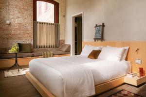 Ένα ή περισσότερα κρεβάτια σε δωμάτιο στο Pocketbook Hotel and Baths