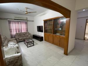 TV a/nebo společenská místnost v ubytování Apartment in the Heart of Dhaka