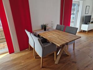 a dining room with a wooden table and chairs at Ferienwohnung Lackner in Niedernsill