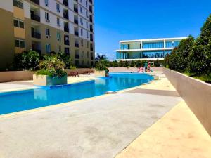 una piscina frente a un edificio en Attractive studio with Luxury bed Good for 1-4pax High speed WiFi with Netflix Free Pool & Parking, en Suba