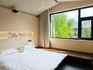 Postel nebo postele na pokoji v ubytování 寺外茶宿SiWai tea&house-Near Xi' an Bell Tower