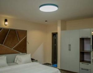 - une chambre avec un grand lit et une lumière dans l'établissement Li Tour International Hotel, à Ikeja 3 autres photos