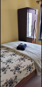 ein Schlafzimmer mit einem Bett mit einer blau-weißen Decke in der Unterkunft palolem beach residency in Canacona