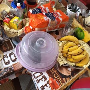 una mesa con un montón de plátanos y otros alimentos en Pousada da Maria Guapa, en São Gabriel