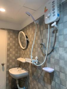 Ένα μπάνιο στο Happy Inn Patong +62 φωτογραφίες