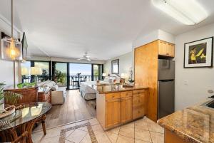 Η κουζίνα ή μικρή κουζίνα στο Lahaina Shores 507 · LS 507 West Maui Studio with Stunning Ocean