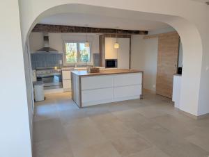 Η κουζίνα ή μικρή κουζίνα στο Gîte de la Ferme du Domvoy en Baie de Somme