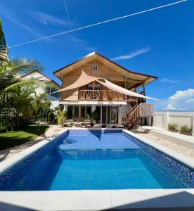 Bazén v ubytování Casa Vivienne Exclusive Beach House nebo v jeho okolí