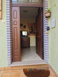 einen Eingang zu einem Haus mit offener Tür in der Unterkunft Bed&Breakfast Castagna in Carlopoli