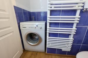 una lavatrice e un'asciugatrice in un piccolo bagno di L'Hermitage lake view a Talloires