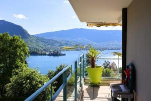 balcone con vista sul lago di L'Hermitage lake view a Talloires
