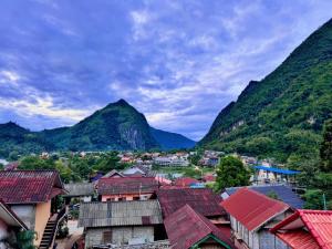 Una vista de un pueblo con montañas al fondo. en phoulisack2 guesthouse, en Nongkhiaw
