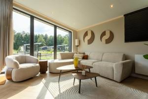 een woonkamer met twee banken en een tafel bij Hillenaar in Huppel