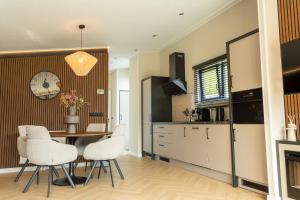 een keuken en eetkamer met een tafel en stoelen bij Hillenaar in Huppel