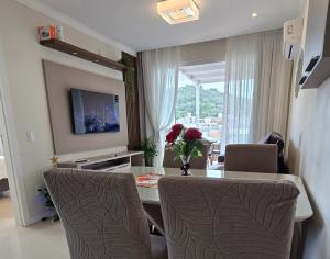 Μια τηλεόραση ή/και κέντρο ψυχαγωγίας στο Cobertura em Bombinhas - Piscina - Luxo - Alto Padrão