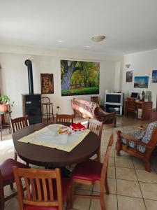 ein Wohnzimmer mit Tisch und Stühlen in der Unterkunft Bed&Breakfast Castagna in Carlopoli + 68 Fotos