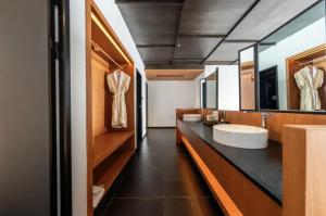 a bathroom with two sinks and a large mirror at Dali Lanting Seaview Hotel in Dali +88 photos