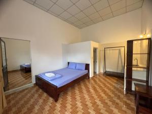 Postel nebo postele na pokoji v ubytování Nhà Nghỉ Vườn Oải Hương LAVENDER GARDEN GUEST HOUSE