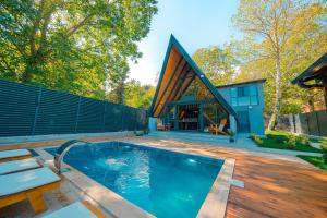 Swimmingpoolen hos eller tæt på Nevbahar Sapanca ile Lüks Bir Tatile Merhaba Deyin