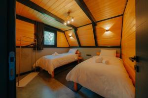 En eller flere senge i et værelse på Nevbahar Sapanca ile Lüks Bir Tatile Merhaba Deyin + 25 billeder