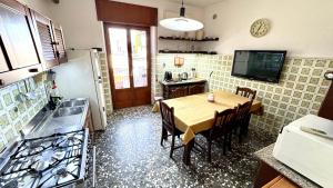 a kitchen with a table and chairs in a kitchen at B&E Casa Vacanze in Taranto