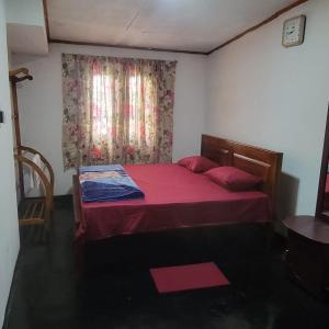 Un pat sau paturi într-o cameră la PoliceKanda view guest +13 fotografii