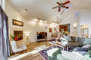 ein Wohnzimmer mit Couch und Kamin in der Unterkunft Redwoods Escape with Hot Tub Near Russian River! in Rio Nido