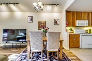 eine Küche mit einem Holztisch und Stühlen in der Unterkunft Redwoods Escape with Hot Tub Near Russian River! in Rio Nido