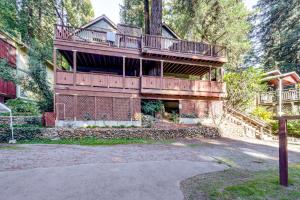 ein Haus mit einer großen Terrasse darüber in der Unterkunft Redwoods Escape with Hot Tub Near Russian River! in Rio Nido
