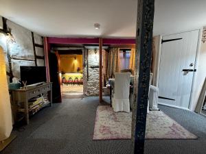 ein Wohnzimmer mit Blick auf ein Schlafzimmer in der Unterkunft Charming two-bedroom apartment, One Drake Road, Tavistock in Tavistock + 2 Fotos