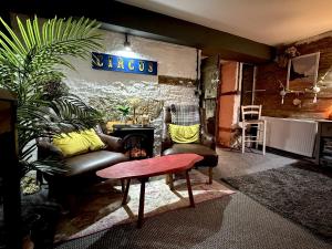 ein Wohnzimmer mit Sofa und Tisch in der Unterkunft Charming two-bedroom apartment, One Drake Road, Tavistock in Tavistock