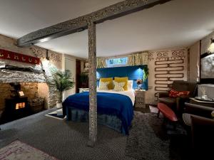 ein Schlafzimmer mit einem Bett mit einer blauen Bettdecke in der Unterkunft Charming two-bedroom apartment, One Drake Road, Tavistock in Tavistock