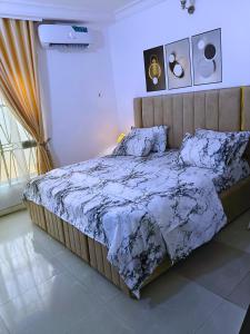 Ένα ή περισσότερα κρεβάτια σε δωμάτιο στο Luxury 1 Bedroom & Parlor GRA IKeja