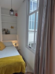 een slaapkamer met een bed en een raam bij Steeg 8 A en B in Dordrecht