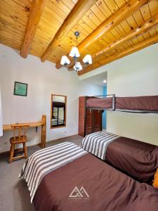 ein Schlafzimmer mit zwei Betten und einer Holzdecke in der Unterkunft Patagonia Azul Hostel Boutique in Lago Puelo + 41 Fotos