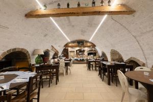 een eetkamer met tafels en stoelen en een bar bij Masseria Nanni in Gallipoli