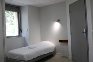 Sainte-EulalieにあるEspace Gerbierのベッドと窓のある小さな寝室