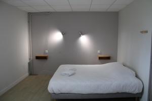 Sainte-EulalieにあるEspace Gerbierの壁に照明が2つあるドミトリールームのベッド1台分です。 +14枚の写真