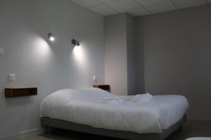 Sainte-EulalieにあるEspace Gerbierのベッドとタオル2枚のある寝室